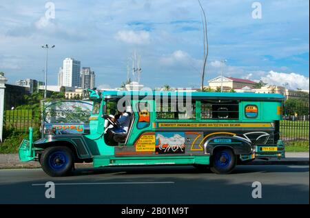 Philippines : Jeepney, Anda Circle, Bonifacio Drive, près d'Intramuros, Manille. Les jeepneys sont le moyen de transport public le plus populaire aux Philippines. Ils ont été fabriqués à l'origine à partir de jeeps militaires américaines laissées de la Seconde Guerre mondiale et sont connus pour leur décoration flamboyante et leurs sièges bondés. Ils sont devenus un symbole omniprésent de la culture philippine. Banque D'Images