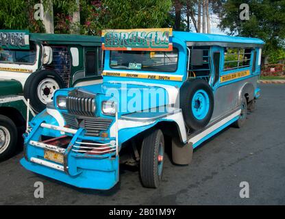 Philippines : Jeepney, Anda Circle, Bonifacio Drive, près d'Intramuros, Manille. Les jeepneys sont le moyen de transport public le plus populaire aux Philippines. Ils ont été fabriqués à l'origine à partir de jeeps militaires américaines laissées de la Seconde Guerre mondiale et sont connus pour leur décoration flamboyante et leurs sièges bondés. Ils sont devenus un symbole omniprésent de la culture philippine. Banque D'Images