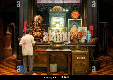 Vietnam : Phat Mau Chuan de (mère des cinq Bouddhas des directions cardinales) sur un autel (à gauche) devant la figure principale du Bouddha, la Pagode de l'Empereur de Jade, Ho Chi Minh ville (Saigon). Chua Ngoc Hoang ou «Pagode de l'empereur de jade» a été construit en 1909, c'est un temple chinois spectaculairement coloré dédié à Ngoc Huang, empereur de jade du panthéon taoïste. L'Empereur de Jade est le souverain taoïste du ciel et de tous les royaumes d'existence ci-dessous, y compris celui de l'Homme et de l'Enfer, selon la mythologie taoïste. Il est l'un des dieux les plus importants du panthéon de la religion traditionnelle chinoise. Banque D'Images