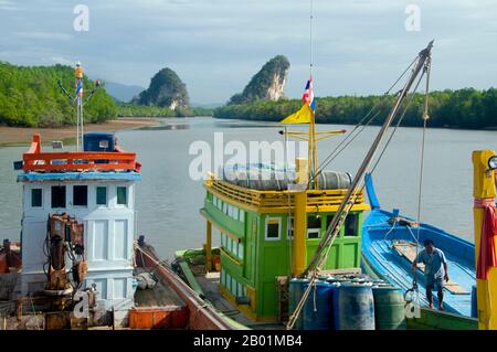 Thaïlande : Khao Khanap Nam affleure le front de mer de la ville de Krabi, province de Krabi, sud de la Thaïlande. Autrefois simple port de pêche, Krabi devient un centre d’écotourisme, ainsi que le principal point d’embarquement des ferries pour des îles telles que Ko Lanta au sud, Ko Phi Phi au sud-ouest et les plages autour d’Ao Nang à l’ouest. Située sur les rives de l'estuaire de Krabi, la ville tire son nom d'une épée ou krabi prétendument découverte à proximité. Les environs de Krabi se distinguent par d’imposants affleurements calcaires, une sorte de baie de Phang Nag sur terre. Banque D'Images