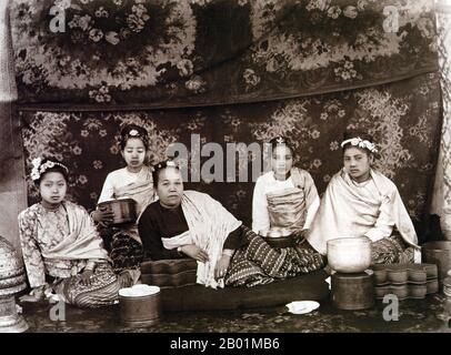 Birmanie/Myanmar : une mère et une fille aisées fréquentées par trois servantes. Photo de Felice Beato (1832 - 29 janvier 1909), c. 1885 Felice Beato, également connu sous le nom de Felix, était un photographe italo-britannique. Il a été l'un des premiers à prendre des photos en Asie de l'est et l'un des premiers photographes de guerre. Il est connu pour ses œuvres de genre, portraits et vues et panoramas de l'architecture et des paysages de l'Asie et de la région méditerranéenne. Les voyages de Beato lui ont donné l'occasion de créer des images de pays, de personnes et d'événements inconnus et éloignés pour la plupart des gens. Banque D'Images