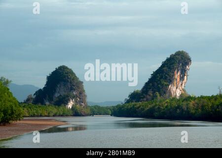 Thaïlande : Khao Khanap Nam affleure le front de mer de la ville de Krabi, province de Krabi, sud de la Thaïlande. Autrefois simple port de pêche, Krabi devient un centre d’écotourisme, ainsi que le principal point d’embarquement des ferries pour des îles telles que Ko Lanta au sud, Ko Phi Phi au sud-ouest et les plages autour d’Ao Nang à l’ouest. Située sur les rives de l'estuaire de Krabi, la ville tire son nom d'une épée ou krabi prétendument découverte à proximité. Les environs de Krabi se distinguent par d’imposants affleurements calcaires, une sorte de baie de Phang Nag sur terre. Banque D'Images