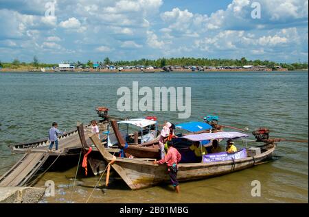 Thaïlande : bateaux-taxis utilisés entre Ko Klang (arrière-plan) et la ville de Krabi, province de Krabi, sud de la Thaïlande. Autrefois simple port de pêche, Krabi devient un centre d’écotourisme, ainsi que le principal point d’embarquement des ferries pour des îles telles que Ko Lanta au sud, Ko Phi Phi au sud-ouest et les plages autour d’Ao Nang à l’ouest. Située sur les rives de l'estuaire de Krabi, la ville tire son nom d'une épée ou krabi prétendument découverte à proximité. Les environs de Krabi se distinguent par d’imposants affleurements calcaires, une sorte de baie de Phang Nag sur terre. Banque D'Images