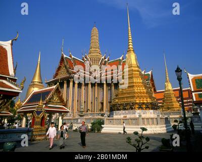 Thaïlande : deux chedis dorés devant le Prasat Phra Thep Bidorn (Pavillon Royal), Wat Phra Kaew (Temple du Bouddha d'émeraude), Bangkok. Wat Phra Kaew (Temple du Bouddha d'émeraude) ; nom officiel complet Wat Phra si Rattana Satsadaram est considéré comme le temple bouddhiste le plus sacré en Thaïlande. Il est situé dans l'enceinte du Grand Palais. Le Grand Palais a servi de résidence officielle des rois de Thaïlande à partir du 18e siècle. La construction a commencé en 1782, sous le règne du roi Rama Ier, quand il a déplacé la capitale de l'autre côté du fleuve de Thonburi à Bangkok. Banque D'Images