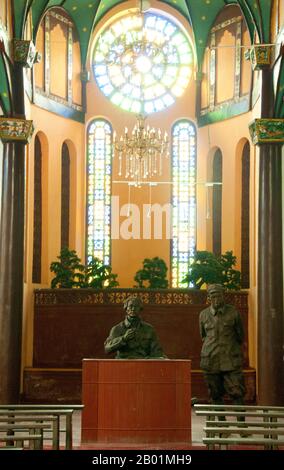 Chine : Mao Zedong prêche dans l'Église catholique à côté du Département politique général de l'Armée rouge, Zunyi, province du Guizhou. La Conférence de Zunyi était une réunion du Parti communiste chinois (PCC) en janvier 1935 pendant la longue marche. Cette réunion impliquait une lutte de pouvoir entre les dirigeants de Bo Gu et Otto Braun et l'opposition dirigée par Mao Zedong. Le résultat a été que Mao a quitté la réunion en position de prendre le commandement militaire et de devenir le chef du Parti communiste. La conférence a été complètement ignorée jusqu'aux années 1950 Banque D'Images