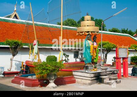 Thaïlande : modèle sampan à la 'Plage des sables de cristals', Wat Phra Mahathat, Nakhon Sri Thammarat. Wat Phra Mahathat Woramahawihan, généralement abrégé en Wat Mahathat, ou « Temple du Grand Chedi » est le temple le plus vénéré et le plus important à Nakhon si Thammarat et en fait dans le sud de la Thaïlande. Il est considéré comme ayant été construit au moment de la fondation de la ville, et on dit qu'il contient une relique dentaire du Seigneur Bouddha. La tradition du sud de la Thaïlande rapporte que les fondateurs du temple étaient le prince Thanakuman et sa reine Hemchala, qui ont apporté des reliques de Bouddha à Hat Sai Kaeo. Banque D'Images