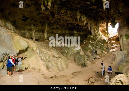 Thaïlande : visiteurs à Tham Phi Hua grotte (également connu sous le nom de Tham Hua Kalok), Than Bokkharani National Park, province de Krabi. Le parc national de Than Bokkharani est situé dans la province de Krabi à environ 45 kilomètres (28 miles) au nord-ouest de la ville de Krabi. Le parc couvre une superficie de 121 kilomètres carrés (47 miles carrés) et est caractérisé par une série d'affleurements calcaires, forêt tropicale à feuilles persistantes, forêt de mangroves, marais tourbeux, et de nombreuses îles. Il y a aussi de nombreuses grottes et complexes de grottes avec quelques stalagmites et stalactites spectaculaires. Banque D'Images