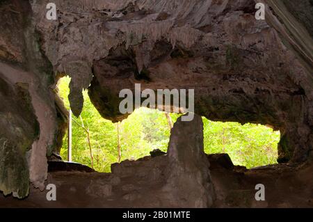 Thaïlande : Tham Phi Hua à la grotte (également connue sous le nom de Tham Hua Kalok), Than Bokkharani National Park, province de Krabi. Le parc national de Than Bokkharani est situé dans la province de Krabi à environ 45 kilomètres (28 miles) au nord-ouest de la ville de Krabi. Le parc couvre une superficie de 121 kilomètres carrés (47 miles carrés) et est caractérisé par une série d'affleurements calcaires, forêt tropicale à feuilles persistantes, forêt de mangroves, marais tourbeux, et de nombreuses îles. Il y a aussi de nombreuses grottes et complexes de grottes avec quelques stalagmites et stalactites spectaculaires. Banque D'Images