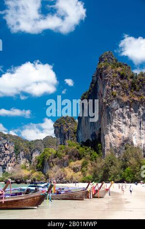 Thaïlande : bateaux d'excursion alignés sur la plage, Hat Rai Leh Ouest, côte de Krabi. Hat Rai Leh se divise en deux plages, est et Ouest. Le premier, Rai Leh East, est plutôt boueux à marée basse, et les gens séjournant ici ont tendance à fréquenter Rai Leh West. Hat Rai Leh West est plus sain et généralement plus attrayant. La province de Krabi est composée de plus de 5 000 km2 de collines couvertes de jungle et d'affleurements karstiques pointus et déchiquetés, ainsi que de plus de 100 km de côtes luxuriantes et immaculées et d'environ 200 îles dans la mer d'Andaman voisine. Banque D'Images