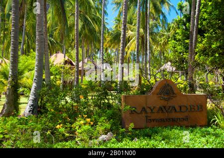 Thaïlande : Rayavadee Resort, Hat Tham Phra Nang, Côte de Krabi. Hat Rai Leh se divise en deux plages, est et Ouest. Le premier, Rai Leh East, est plutôt boueux à marée basse, et les gens séjournant ici ont tendance à fréquenter Rai Leh West. Hat Rai Leh West est plus sain et généralement plus attrayant. La province de Krabi est composée de plus de 5 000 km2 de collines couvertes de jungle et d'affleurements karstiques pointus et déchiquetés, ainsi que de plus de 100 km de côtes luxuriantes et immaculées et d'environ 200 îles dans la mer d'Andaman voisine. Banque D'Images