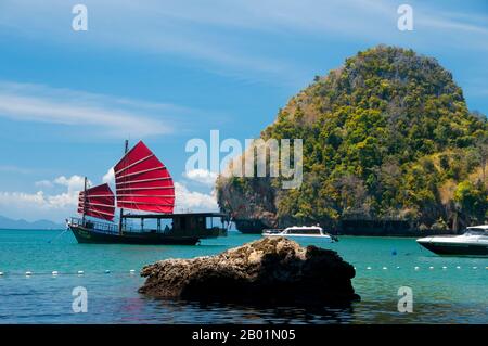 Thaïlande : jonque dans la baie de Hat Tham Phra Nang Beach, côte de Krabi. Hat Tham Phra Nang, la «Plage de la Dame vénérée», est une belle plage de sable blanc à l'extrémité sud de la petite péninsule séparant Rai le East Beach de Rai Leh West Beach. La plage est considérée par beaucoup comme la plus belle de la région de Krabi, et aussi l'une des plus belles du sud de la Thaïlande. Composé de sable blanc et croquant et abrité par de hautes falaises de calcaire, le cadre idéal est rehaussé par des affleurements karstiques pointus et aux formes étranges. Banque D'Images