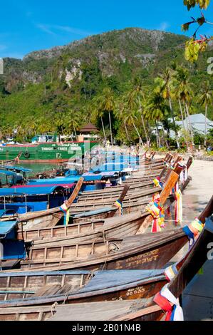 Thaïlande : bateaux d'excursion, Tonsai Bay, Tonsai Village (Ban ton Sai), Ko Phi Phi Don, Ko Phi Phi. Ko Phi Phi se compose de deux îles, Phi Phi Leh et Phi Phi Don, situées au sud-est de Phuket. Tous deux font partie du parc marin national Hat Noppharat Thara Ko Phi Phi. Situé dans le centre de la mer de Phuket, Ko Phi Phi est presque à égale distance de Phuket et de Krabi et peut être atteint en bateau en environ deux heures. Phi Phi Don est la plus grande des deux îles, avec des collines pittoresques, des falaises abruptes, des plages de soie, des eaux azur et une vie remarquable d'oiseaux et de mer. Banque D'Images