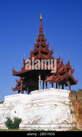 Birmanie/Myanmar : porte d'entrée du fort de Mandalay et du palais du roi Mindon, Mandalay. Les près de 3 km (2 miles) de murs du fort Mandalay entourent le palais du roi Mindon. Les murs s'élèvent à 8 m (26 pi). Le palais a été construit entre 1857 et 1859 dans le cadre de la fondation par le roi Mindon de la nouvelle capitale royale de Mandalay. Le plan du palais de Mandalay suit en grande partie la conception traditionnelle du palais birman, à l'intérieur d'un fort fortifié entouré de douves. Le palais lui-même est au centre de la citadelle et fait face à l'est. Tous les bâtiments du palais sont d'un étage de hauteur. Banque D'Images