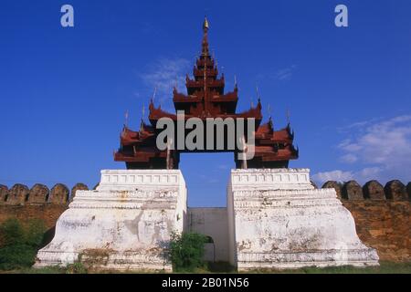 Birmanie/Myanmar : porte d'entrée du fort de Mandalay et du palais du roi Mindon, Mandalay. Les près de 3 km (2 miles) de murs du fort Mandalay entourent le palais du roi Mindon. Les murs s'élèvent à 8 m (26 pi). Le palais a été construit entre 1857 et 1859 dans le cadre de la fondation par le roi Mindon de la nouvelle capitale royale de Mandalay. Le plan du palais de Mandalay suit en grande partie la conception traditionnelle du palais birman, à l'intérieur d'un fort fortifié entouré de douves. Le palais lui-même est au centre de la citadelle et fait face à l'est. Tous les bâtiments du palais sont d'un étage de hauteur. Banque D'Images