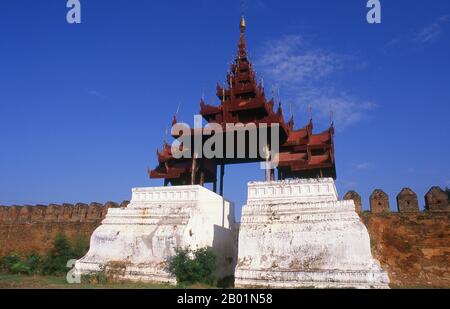 Birmanie/Myanmar : porte d'entrée du fort de Mandalay et du palais du roi Mindon, Mandalay. Les près de 3 km (2 miles) de murs du fort Mandalay entourent le palais du roi Mindon. Les murs s'élèvent à 8 m (26 pi). Le palais a été construit entre 1857 et 1859 dans le cadre de la fondation par le roi Mindon de la nouvelle capitale royale de Mandalay. Le plan du palais de Mandalay suit en grande partie la conception traditionnelle du palais birman, à l'intérieur d'un fort fortifié entouré de douves. Le palais lui-même est au centre de la citadelle et fait face à l'est. Tous les bâtiments du palais sont d'un étage de hauteur. Banque D'Images