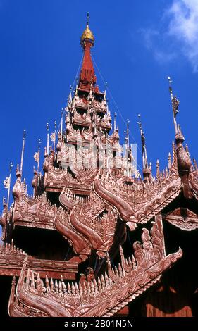 Birmanie/Myanmar : un pavillon au-dessus des murs du fort Mandalay, Mandalay. Les près de 3 km (2 miles) de murs du fort Mandalay entourent le palais du roi Mindon. Les murs s'élèvent à 8 m (26 pi). Le palais a été construit entre 1857 et 1859 dans le cadre de la fondation par le roi Mindon de la nouvelle capitale royale de Mandalay. Le plan du palais de Mandalay suit en grande partie la conception traditionnelle du palais birman, à l'intérieur d'un fort fortifié entouré de douves. Le palais lui-même est au centre de la citadelle et fait face à l'est. Tous les bâtiments du palais sont d'un étage de hauteur. Banque D'Images