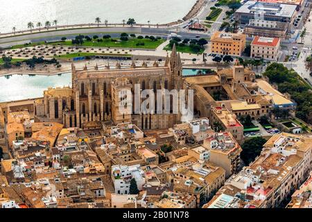 Cathédrale Santa Iglesia Catedral de Mallorca et palais palau Reial de l'Almudaina, 09.01.2020, vue aérienne, Espagne, Iles Baléares, Majorque, Palma Banque D'Images