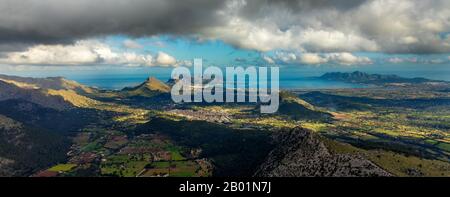 Zone autour de Pollensa avec colline avec Santuari de la Mare de Deu del Puig, 09.01.2020, vue aérienne, Espagne, Iles Baléares, Majorque, Pollenca Banque D'Images