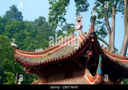 Chine : détail du toit, Hongfu si (temple de Hongfu), parc Qianling Shan, Guiyang, province du Guizhou. Guiyang est la capitale de la province chinoise du Guizhou et est située à l'est du plateau du Yunnan-Guizhou, et sur la rive nord de la rivière Nanming, une branche de la rivière Wu. Il a été construit pour la première fois dès 1283 de notre ère pendant la dynastie Yuan. Il est à l'origine appelé Shunyuan (順元?), ce qui signifie obéir aux Yuan (les dirigeants mongols). Banque D'Images