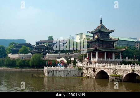 Chine : Jiaxiu Lou (Tour du premier boursier) sur la rivière Nanming avec la maison de thé Cuiwei Yuan en arrière-plan, Guiyang, province du Guizhou. Jiaxiu Lou (la tour du premier érudit) a été, avec le pont Fuyu, construit à l'origine en 1598 (ère Ming). Le pont est utilisé pour atteindre la tour de trois étages. La tour a été construite pour encourager les étudiants et les intellectuels dans leurs études vers les examens impériaux Ming. Guiyang est la capitale de la province chinoise du Guizhou et est située à l'est du plateau du Yunnan-Guizhou, et sur la rive nord de la rivière Nanming, une branche de la rivière Wu. Banque D'Images