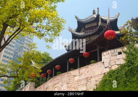 Chine : Wenchang GE (pavillon Wenchang), ancienne tour de porte sur le mur de la ville, Guiyang, province du Guizhou. Wenchang GE (Pavillon de la culture florissante) a été construit en 1596 pendant l'ère de la dynastie Ming. Le bâtiment est connu pour ses portes et fenêtres magnifiquement décorées ainsi que ses avant-toits légèrement surélevés. Aujourd'hui, il sert de maison de thé agréable. Guiyang est la capitale de la province chinoise du Guizhou et est située à l'est du plateau du Yunnan-Guizhou, et sur la rive nord de la rivière Nanming, une branche de la rivière Wu. Il a été construit pour la première fois dès 1283 de notre ère pendant la dynastie Yuan. Banque D'Images