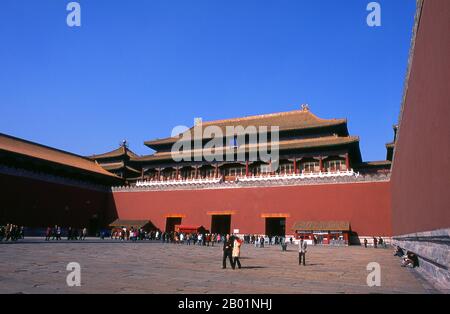 Chine : porte du méridien (Wumen), Cité interdite (Zijin Cheng), Pékin. La porte Méridionale est la porte sud (et la plus grande) de la Cité interdite. Il a cinq arches. Les trois arches centrales sont proches l'une de l'autre ; les deux arches latérales sont plus éloignées des trois arches centrales. L'arche centrale était autrefois réservée à l'Empereur seul ; les exceptions étaient l'Impératrice, qui pouvait y entrer une fois le jour de son mariage, et les trois premiers érudits des examens triennaux de la fonction publique, qui quittaient les examens par l'arche centrale. Banque D'Images