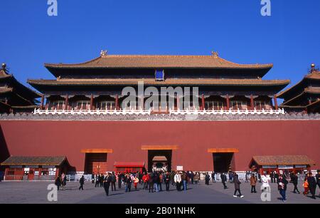 Chine : porte du méridien (Wumen), Cité interdite (Zijin Cheng), Pékin. La porte Méridionale est la porte sud (et la plus grande) de la Cité interdite. Il a cinq arches. Les trois arches centrales sont proches l'une de l'autre ; les deux arches latérales sont plus éloignées des trois arches centrales. L'arche centrale était autrefois réservée à l'Empereur seul ; les exceptions étaient l'Impératrice, qui pouvait y entrer une fois le jour de son mariage, et les trois premiers érudits des examens triennaux de la fonction publique, qui quittaient les examens par l'arche centrale. Banque D'Images