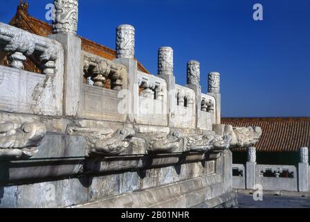 Chine : détail de la terrasse devant la salle de l'harmonie suprême (Taihedian), la Cité interdite (Zijin Cheng), Pékin. La salle de l'harmonie suprême est la plus grande salle de la Cité interdite. La salle de l'harmonie suprême est l'une des plus grandes structures en bois en Chine. C'était l'endroit où les empereurs de la dynastie Ming et de la dynastie Qing accueillaient leurs cérémonies d'intronisation et de mariage. Le nom de la salle a été changé de Feng Tian Dian à celui actuel par l'empereur Shunzhi de la dynastie Qing. Banque D'Images