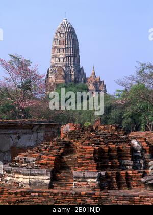 Thaïlande : Wat Mahathat avec Wat Ratchaburana en arrière-plan, Ayutthaya Historical Park. Wat Ratburana (Ratchaburana) a été construit en 1424 sous le règne du roi Borom Rachathirat II (Borommarachathirat II). Ayutthaya (Ayudhya) était un royaume siamois qui a existé de 1351 à 1767. Ayutthaya était amical envers les commerçants étrangers, y compris les Chinois, Vietnamiens (Annamese), Indiens, Japonais et Perses, et plus tard, les Portugais, les Espagnols, les Néerlandais et les Français, leur permettant d'établir des villages en dehors des murs de la ville. Banque D'Images