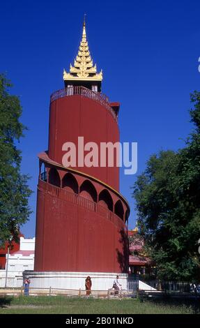 Birmanie/Myanmar : tour de guet du palais, palais du roi Mindon, Mandalay. Les près de 3 km (2 miles) de murs du fort Mandalay entourent le palais du roi Mindon. Les murs s'élèvent à 8m (26 ft). Le palais a été construit entre 1857 et 1859 dans le cadre de la fondation par le roi Mindon de la nouvelle capitale royale de Mandalay. Le plan du palais de Mandalay suit en grande partie la conception traditionnelle du palais birman, à l'intérieur d'un fort fortifié entouré de douves. Le palais lui-même est au centre de la citadelle et fait face à l'est. Tous les bâtiments du palais sont d'un étage de hauteur. Banque D'Images