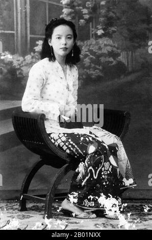 Malaisie/Singapour : un jeune Nyonya moderne aux cheveux bobbed, Melaka/Malacca, c. années 1940 Peranakan Chinese et Baba-Nyonya sont des termes utilisés pour désigner les descendants des immigrants chinois de la fin des 15e et 16e siècles dans l'archipel malais-indonésien de Nusantara pendant l'ère coloniale. Les membres de cette communauté en Malaisie s'identifient comme 'Nyonya-Baba' ou 'Baba-Nyonya'. Nyonya est le terme pour les femelles et Baba pour les mâles. Elle s ' applique en particulier aux populations chinoises de souche des établissements britanniques du détroit de Malaisie et de l ' île de Java contrôlée par les Néerlandais et d ' autres localités. Banque D'Images