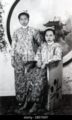 Malaisie/Singapour : deux jeunes femmes Nyonya en vêtements traditionnels, vers les années 1940 Peranakan Chinese et Baba-Nyonya sont des termes utilisés pour désigner les descendants des immigrants chinois de la fin des 15e et 16e siècles dans l'archipel malais-indonésien de Nusantara pendant l'ère coloniale. Les membres de cette communauté en Malaisie s'identifient comme 'Nyonya-Baba' ou 'Baba-Nyonya'. Nyonya est le terme pour les femelles et Baba pour les mâles. Elle s ' applique en particulier aux populations chinoises de souche des établissements britanniques du détroit de Malaisie et de l ' île de Java contrôlée par les Néerlandais et d ' autres localités. Banque D'Images