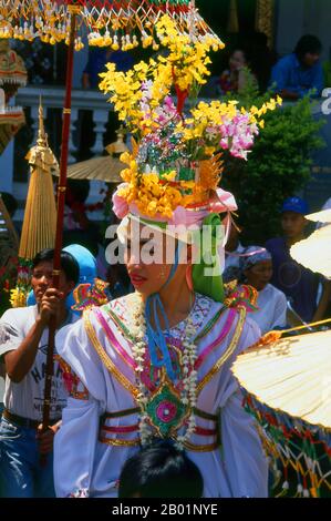 Thaïlande : un 'fils de cristal' est assis sur les épaules d'un parent et attend sa dernière ordination au Wat Phra Singh, Poy sang long Festival, Chiang Mai, nord de la Thaïlande. Une fois par an, Wat Pa Pao accueille les luk kaeo, ou « fils de cristal » - de jeunes garçons Shan sur le point d'être ordonnés dans le monkhood bouddhiste. Beaucoup de ces novices se rendent à Chiang Mai depuis les communautés Shan environnantes de Mae Cham, Mae Rim, Chiang Dao et Fang. Cette cérémonie Shan annuelle est appelée Poy sang long. Pendant le jour de la cérémonie, les «fils de cristal» et leurs proches passent de Wat Pa Pao à Wat Phra Singh. Banque D'Images