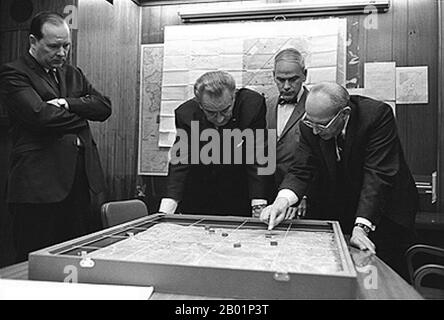 Vietnam/USA : Walt Rostow montrant au président Lyndon B. Johnson une maquette de la région de Khe Sanh, 1968 Walt Whitman Rostow (7 octobre 1916 - 13 février 2003), également connu sous le nom de Walt Rostow ou W.W. Rostow, économiste et théoricien politique des États-Unis, il a été assistant spécial pour les affaires de sécurité nationale du président américain Lyndon B. Johnson. La base de combat de Khe Sanh était un avant-poste du corps des Marines des États-Unis au Sud-Vietnam (MGRS 48QXD850418) utilisé pendant la guerre du Vietnam. La piste d'atterrissage a été construite en septembre 1962. Les combats ont commencé à la fin d'avril 1967 connus sous le nom de «combats de colline». Banque D'Images