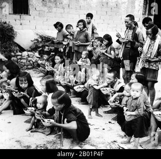Chine : alimentation communale pendant le Grand bond en avant (1958-1961). Le Grand bond en avant de la République populaire de Chine (RPC) était une campagne économique et sociale du Parti communiste chinois (PCC), reflétée dans les décisions de planification de 1958 à 1961, qui visait à utiliser la vaste population chinoise pour transformer rapidement le pays d'une économie agraire en une société communiste moderne à travers le processus d'industrialisation rapide et de collectivisation. Mao Zedong a mené la campagne sur la base de la théorie des forces productives. Banque D'Images