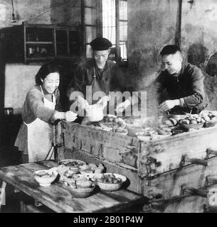 Chine : des ouvriers préparent de la nourriture dans une cuisine commune pendant le Grand bond en avant (1958-1961). Le Grand bond en avant de la République populaire de Chine (RPC) était une campagne économique et sociale du Parti communiste chinois (PCC), reflétée dans les décisions de planification de 1958 à 1961, qui visait à utiliser la vaste population chinoise pour transformer rapidement le pays d'une économie agraire en une société communiste moderne à travers le processus d'industrialisation rapide et de collectivisation. Mao Zedong a mené la campagne sur la base de la théorie des forces productives. Banque D'Images