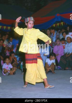 Thaïlande : une fille Shan (Tai Yai) danse à la veille du festival Poy sang long, Wat Pa Pao (temple Shan), Chiang Mai, nord de la Thaïlande. Wat Pa Pao est un temple bouddhiste Shan (Tai Yai) qui sert de centre à la communauté Shan de Chiang Mai. Il a été construit à la fin du 19e siècle. Une fois par an, Wat Pa Pao accueille les luk kaeo, ou « fils de cristal » - de jeunes garçons Shan sur le point d'être ordonnés dans le monkhood bouddhiste. Beaucoup de ces novices se rendent à Chiang Mai depuis les communautés Shan environnantes de Mae Cham, Mae Rim, Chiang Dao et Fang. Cette cérémonie Shan annuelle est appelée Poy sang long. Banque D'Images