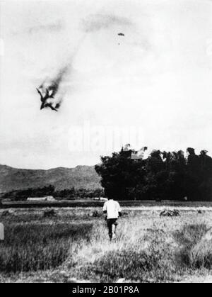 Vietnam : un avion de guerre F-105 de l'USAF est abattu près de Vinh Phuc, au Nord-Vietnam, en septembre 1966. Le pilote peut être vu parachutant à la sécurité - et la captivité. La deuxième guerre d'Indochine, connue en Amérique sous le nom de guerre du Vietnam, est un conflit militaire de la guerre froide qui s'est produit au Vietnam, au Laos et au Cambodge du 1 novembre 1955 à la chute de Saigon le 30 avril 1975. Cette guerre a suivi la première guerre d'Indochine et a été menée entre le Nord-Vietnam, soutenu par ses alliés communistes, et le gouvernement du Sud-Vietnam, soutenu par les États-Unis et d'autres nations anticommunistes. Banque D'Images