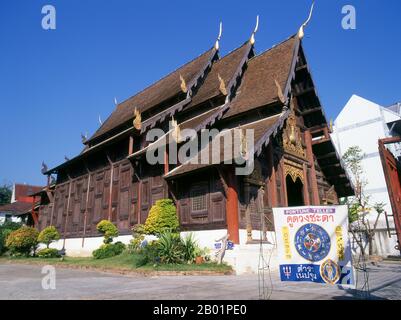 Thaïlande: L'ancien viharn en bois avec du chedis de sable à côté, Wat Phan Tao, Chiang Mai. Le Wat Phan Tao, établi en 1391, forme une sorte d'annexe au Wat Chedi Luang, bien plus grand, qui se trouve juste à côté et immédiatement au sud. Wat Phan Tao signifie «Temple d'un millier de fours» ou «Temple d'un millier de fours» et on croit que les terrains étaient autrefois le site d'une fonderie, en jetant des images de bronze du Bouddha pour Wat Chedi Luang voisin. Le viharn en bois est l'un des rares bâtiments de temple tout en bois à Chiang Mai. Par le passé, il s'agissait d'une structure laïque sans importance religieuse Banque D'Images