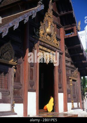 Thaïlande: L'ancien viharn en bois avec du chedis de sable à côté, Wat Phan Tao, Chiang Mai. Le Wat Phan Tao, établi en 1391, forme une sorte d'annexe au Wat Chedi Luang, bien plus grand, qui se trouve juste à côté et immédiatement au sud. Wat Phan Tao signifie «Temple d'un millier de fours» ou «Temple d'un millier de fours» et on croit que les terrains étaient autrefois le site d'une fonderie, en jetant des images de bronze du Bouddha pour Wat Chedi Luang voisin. Le viharn en bois est l'un des rares bâtiments de temple tout en bois à Chiang Mai. Par le passé, il s'agissait d'une structure laïque sans importance religieuse Banque D'Images