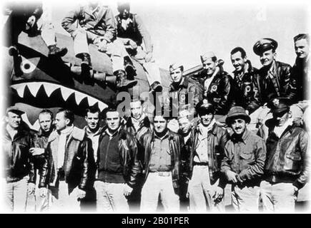 Chine/États-Unis : un groupe de "Tigers volants" dont le siège se trouve à l'aéroport de Kunming Wujiaba, Yunnan, Chine, vers 1942-1944. Flying Tigers était le nom populaire du 1st American Volunteer Group (AVG) de l'armée de l'air chinoise en 1941-1942. Les pilotes étaient du personnel de l'armée des États-Unis (USAAF), de la marine (USN) et du corps des Marines (USMC), recrutés sous la sanction présidentielle et commandés par Claire Lee Chennault ; l'équipage au sol et le personnel du quartier général étaient également principalement recrutés dans l'armée américaine, avec quelques civils. Le groupe se composait de trois escadrons de chasse avec environ 20 avions chacun. Banque D'Images