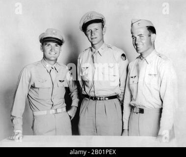Chine/États-Unis : Flying Tigers Charlie Bond, Tex Hill et Ed Rector. Tous trois ont reçu la British Flying Cross pour bravoure en Birmanie de Lord Halifax, à Washington, D.C., en 1943. Flying Tigers était le nom populaire du 1st American Volunteer Group (AVG) de l'armée de l'air chinoise en 1941-1942. Les pilotes étaient du personnel de l'armée des États-Unis (USAAF), de la marine (USN) et du corps des Marines (USMC), recrutés sous la sanction présidentielle et commandés par Claire Lee Chennault ; l'équipage au sol et le personnel du quartier général étaient également principalement recrutés dans l'armée américaine, avec quelques civils. Banque D'Images