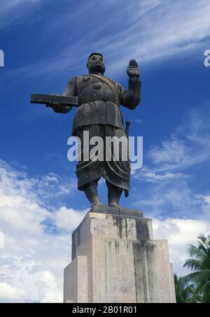 Laos : statue de style socialiste réaliste du roi Sisavang Vong (14 juillet 1885 - 29 octobre 1959) à Vientiane. La statue était un cadeau de l'Union soviétique. Sisavang Phoulivong (ou Sisavangvong) était roi de Luang Prabang et plus tard du Royaume du Laos du 28 avril 1904 jusqu'à sa mort le 20 octobre 1959. Son père était le roi Zakarine et sa mère était la reine Thongsy. Il fait ses études au lycée Chasseloup-Laubat, à Saigon, et à l'École coloniale de Paris. Il était connu comme un roi « playboy » avec jusqu'à 50 enfants par pas moins de 15 épouses. Banque D'Images