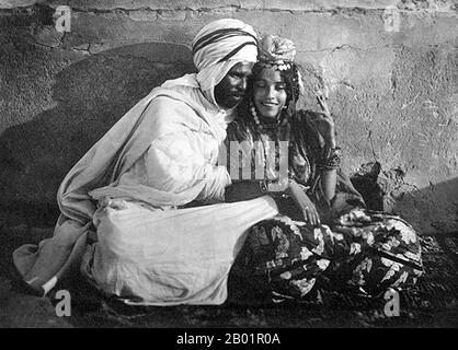 Tunisie/Algérie : un jeune couple Ouled Nail. Photo de Rudolf Lehnert (13 juillet 1878 - 16 janvier 1948), 1904. Lehnert & Landrock : Rudolf Franz Lehnert (tchèque) et Ernst Heinrich Landrock (allemand) avaient une entreprise photographique basée à Tunis, au Caire et à Leipzig avant la Seconde Guerre mondiale Elles se spécialisent dans les images orientalistes quelque peu risquées de jeunes femmes arabes et bédouines, souvent danseuses. Banque D'Images