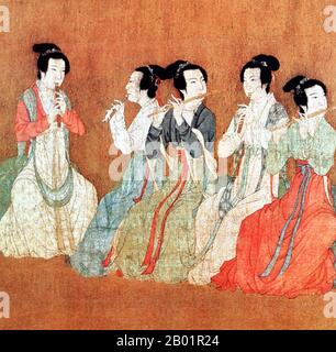 Chine : cinq femmes jouant des flûtes. Détail de la peinture à défilement manuel 'Revels de la nuit de Han Xizai' par Gu Hongzhong (937-975), remake ultérieur de la dynastie Song (960-1279) d'un original du 10e siècle. Les Revels nocturnes de Han Xizai est un rouleau peint représentant Han Xizai, ministre de l'empereur des Tang du Sud Li Yu (937-978). Cette peinture narrative est divisée en cinq sections distinctes : Han Xizai écoute la pipa, regarde les danseurs, se repose, joue des instruments à cordes et voit ensuite les invités au loin. Banque D'Images