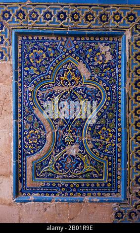 Ouzbékistan : mur arabesque détail à Shah-i-Zinda, Samarkand. Shah-i-Zinda (« le Roi vivant ») est une nécropole dans la partie nord-est de Samarkand. L'ensemble Shah-i-Zinda comprend des mausolées et d'autres édifices rituels des 9-14e et 19e siècles. Le nom Shah-i-Zinda est lié à la légende selon laquelle Kusam ibn Abbas, un cousin du prophète Mahomet, est enterré ici. On croit qu'il est venu à Samarkand avec l'invasion arabe au 7e siècle pour prêcher l'Islam. Les légendes populaires disent qu'il a été décapité par des adorateurs du feu zoroastriens pour sa foi. Banque D'Images