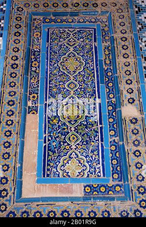 Ouzbékistan : mur arabesque détail à Shah-i-Zinda, Samarkand. Shah-i-Zinda (« le Roi vivant ») est une nécropole dans la partie nord-est de Samarkand. L'ensemble Shah-i-Zinda comprend des mausolées et d'autres édifices rituels des 9-14e et 19e siècles. Le nom Shah-i-Zinda est lié à la légende selon laquelle Kusam ibn Abbas, un cousin du prophète Mahomet, est enterré ici. On croit qu'il est venu à Samarkand avec l'invasion arabe au 7e siècle pour prêcher l'Islam. Les légendes populaires disent qu'il a été décapité par des adorateurs du feu zoroastriens pour sa foi. Banque D'Images