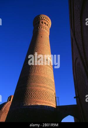 Ouzbékistan : le Minaret de Kalyan/Kalon, également connu sous le nom de 'Minaret de la mort' au coucher du soleil, Boukhara. Le minaret de Kalyan ou Minâra-i Kalân (en espagnol/tadjik pour le Grand minaret) fait partie du complexe de mosquées de po-i-Kalyan et a été conçu par Bako et construit par le souverain Qarakhanide Arslan Khan en 1127. Le minaret se présente sous la forme d'une tour en briques à piliers circulaires, se rétrécissant vers le haut, avec un diamètre de 9m (30ft) en bas, 6m (20ft) en haut et une hauteur de 46m (150ft) de haut. Le minaret est également connu sous le nom de «Tour de la mort», car pendant des siècles, des criminels ont été exécutés en étant jetés du haut. Banque D'Images