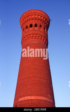 Ouzbékistan : le Minaret de Kalyan/Kalon, également connu sous le nom de 'Minaret de la mort' au coucher du soleil, Boukhara. Le minaret de Kalyan ou Minâra-i Kalân (en espagnol/tadjik pour le Grand minaret) fait partie du complexe de mosquées de po-i-Kalyan et a été conçu par Bako et construit par le souverain Qarakhanide Arslan Khan en 1127. Le minaret se présente sous la forme d'une tour en briques à piliers circulaires, se rétrécissant vers le haut, avec un diamètre de 9m (30ft) en bas, 6m (20ft) en haut et une hauteur de 46m (150ft) de haut. Le minaret est également connu sous le nom de «Tour de la mort», car pendant des siècles, des criminels ont été exécutés en étant jetés du haut. Banque D'Images