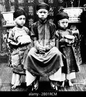 Vietnam : Roi Thanh Thai (14 mars 1879 - 24 mars 1954), empereur Nguyen du Vietnam, enfant (centre) c. 1890. L'empereur Thành Thái de la dynastie vietnamienne Nguyễn est né prince Nguyễn Phúc Bửu Lân, fils de l'empereur Duc Duc. Il règne pendant 18 ans, de 1889 à 1907. Il était l'un des trois empereurs patriotiques de l'histoire vietnamienne, aux côtés de Ham Nghi et Duy Tan (son fils), pour leurs actions et leurs opinions contre la domination coloniale française au Vietnam. Banque D'Images